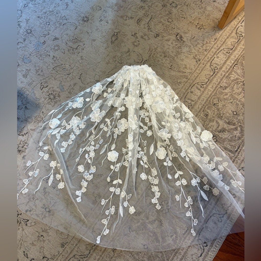 Elegant White Floral Lace Veil
